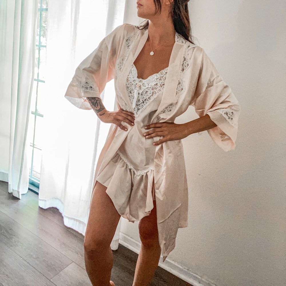 Adorable Vintage slip and robe with pockets!